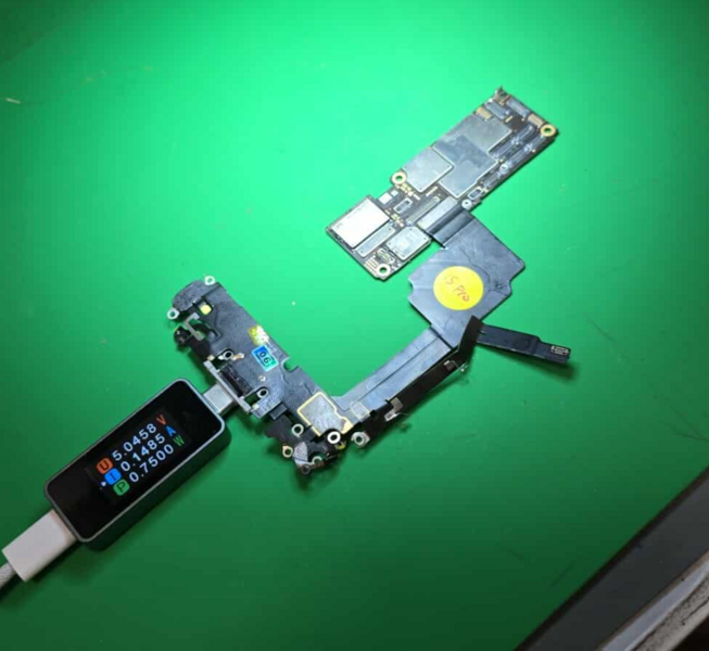 File:IPhone 15 Pro Board & Charging Port.png